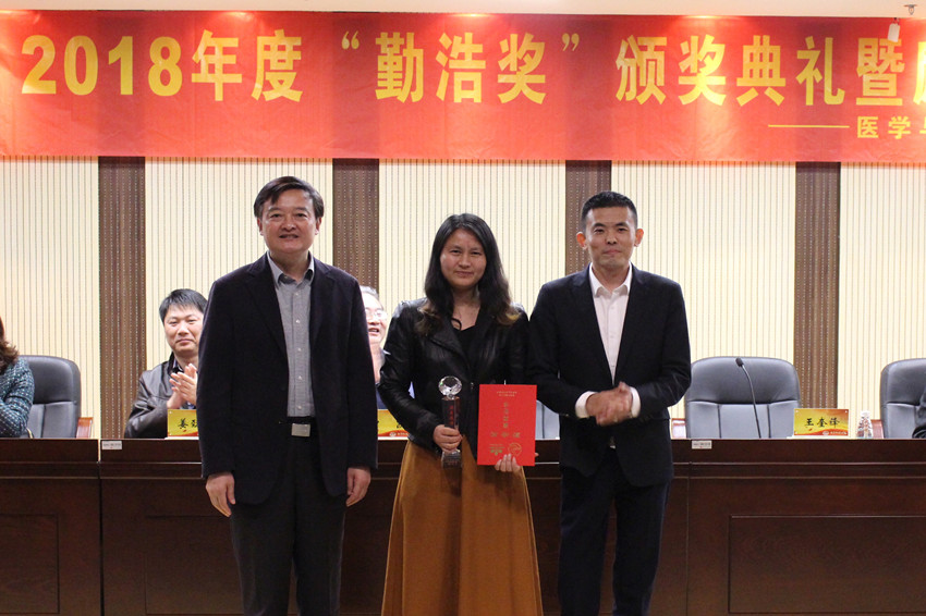 公司党委书记程纯、勤浩医药（苏州）有限公司CEO王奎锋博士为获奖教师颁奖_副本.jpg
