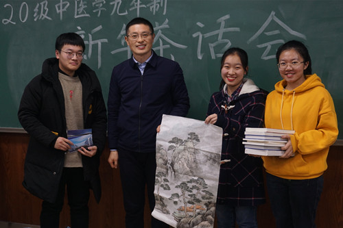 4、乔董事长与同学们互赠礼物_副本.jpg 4、乔董事长与同学们互赠礼物_副本.jpg